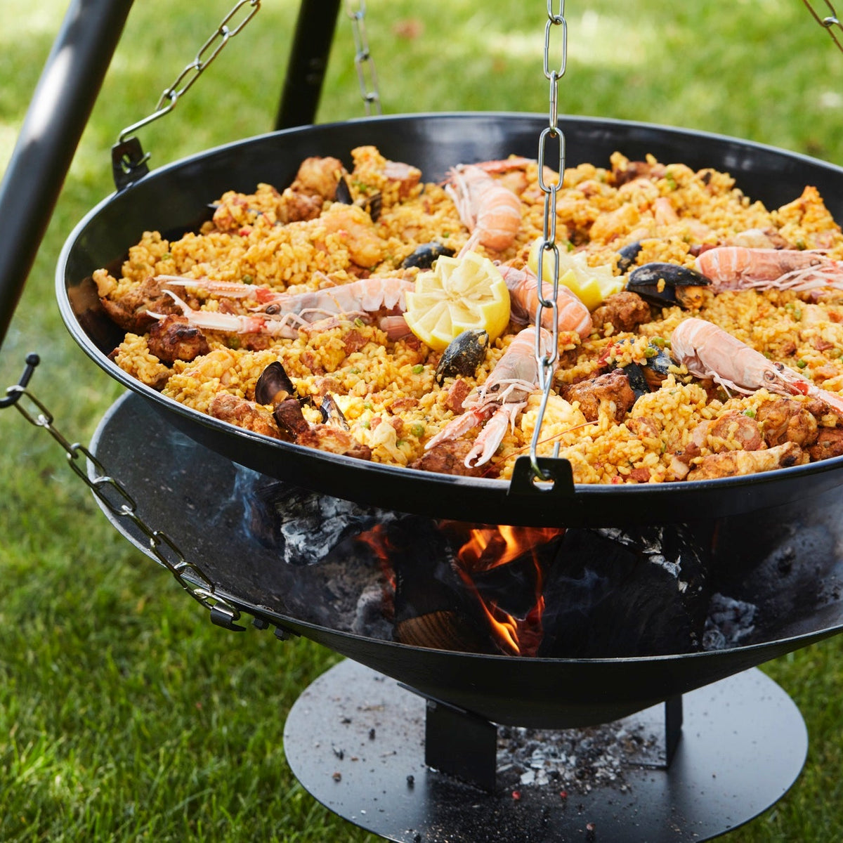 Paella with grilled prawns on the BBQ – Barbecook